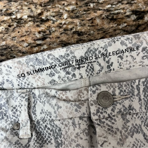 Chico's Women's Girlfriend Ankle 2 12 US White Snake printed Pant Boho Hippie - Picture 6 of 7